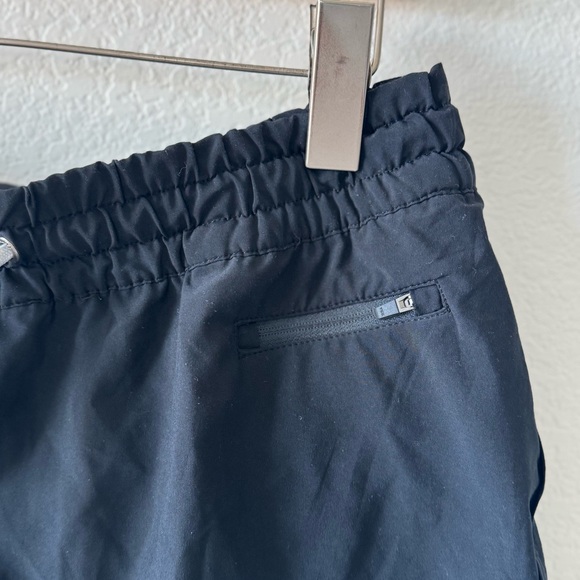 VUORI Clementine Shorts 2.5” Inseam in Black Size Large - Picture 3 of 8